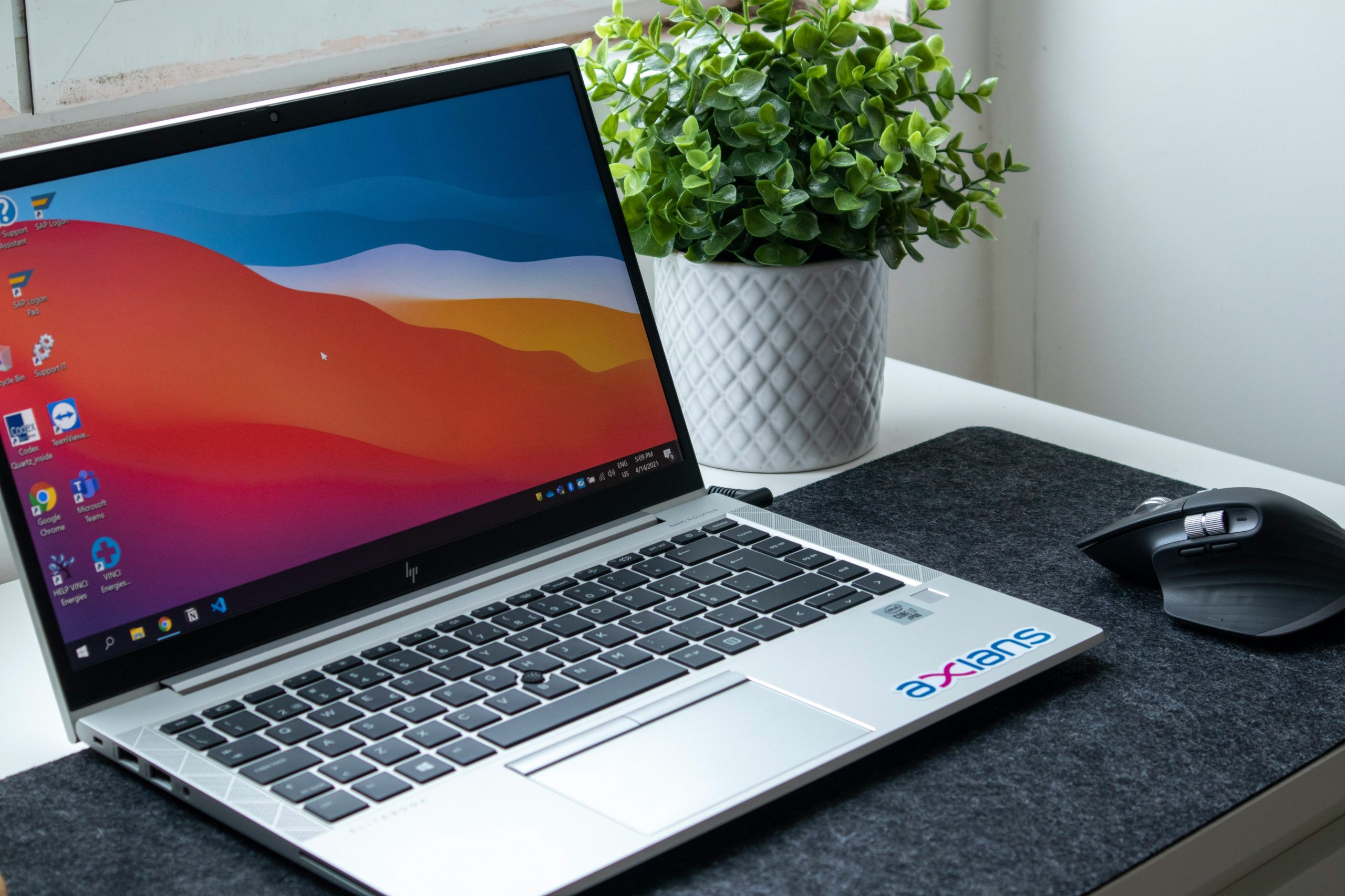 remote worker using best AI productivity apps