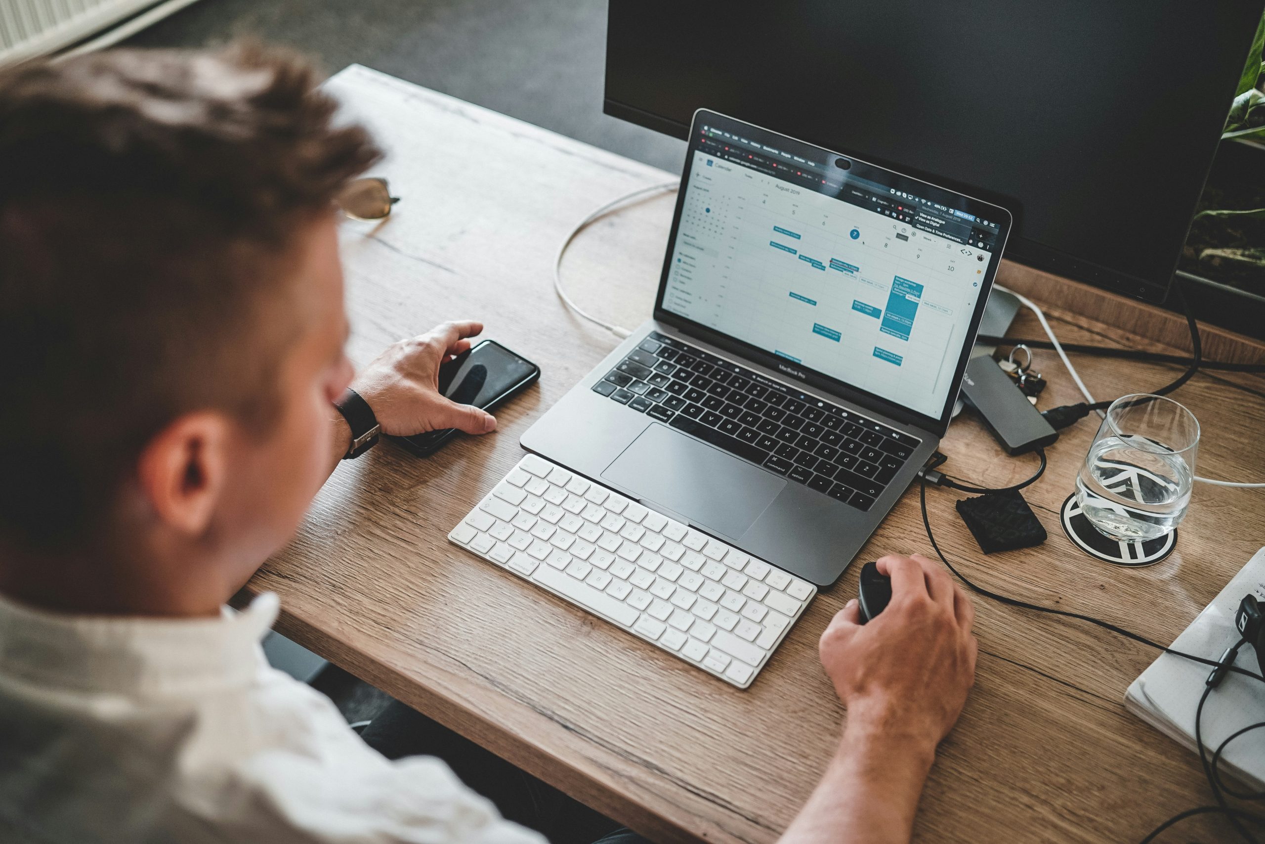 laptop in focus mode using distraction blocking apps