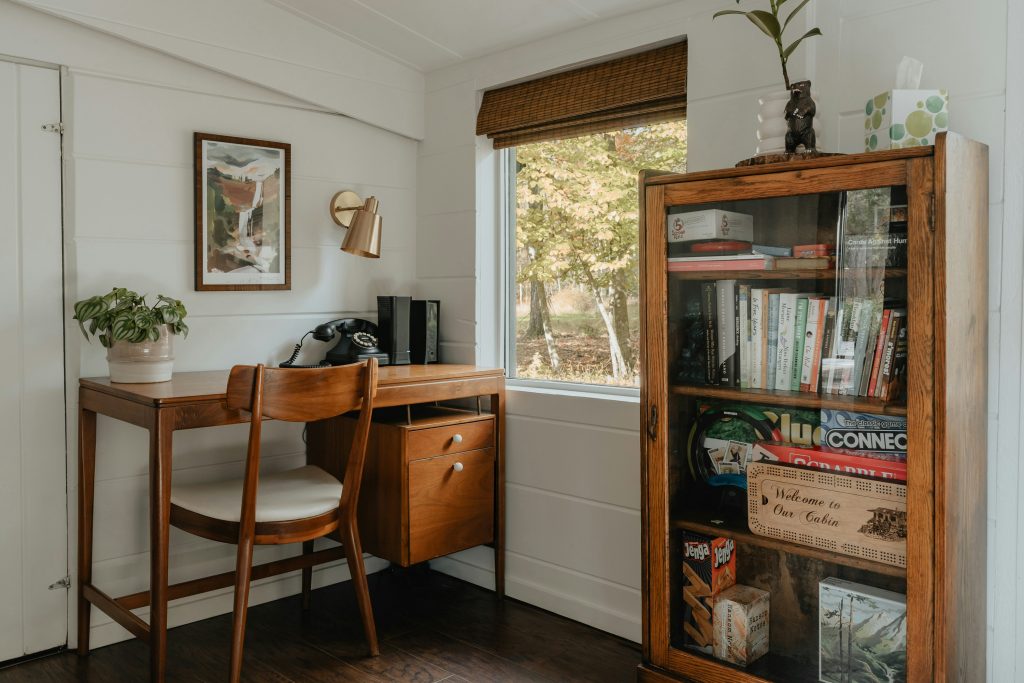 small home office ideas with desk and bookshelf